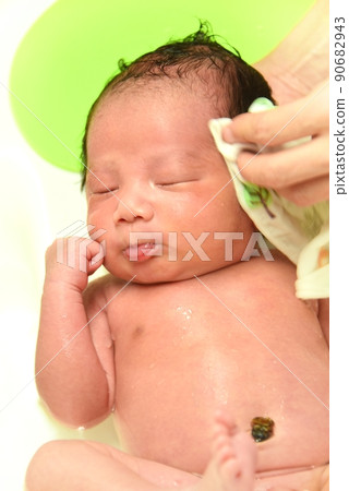 Ablution newborn 16th day after birth 90682943