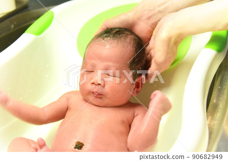 新生兒出生後第 16 天洗澡 新生兒出生後第 16 天洗澡 90682949