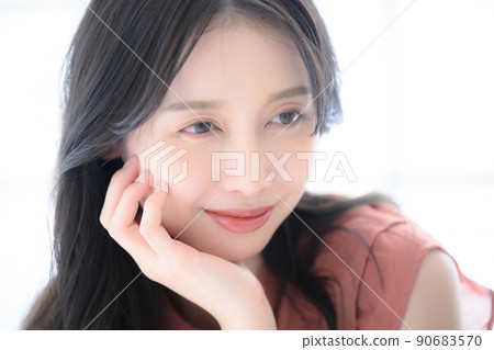 也用於主視覺!美麗的女人把手放在下巴上 也用於主視覺!美麗的女人把手放在下巴上 90683570