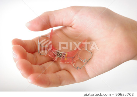 帶牙套的兒童手 90683708