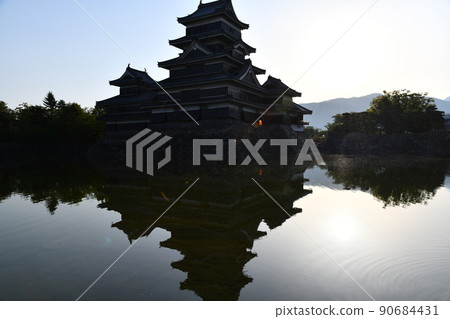 松本城堡在清晨 松本城堡在清晨 90684431