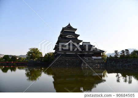 Matsumoto Castle in the early morning Matsumoto Castle in the early morning 90684505