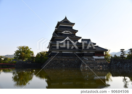 Matsumoto Castle in the early morning Matsumoto Castle in the early morning 90684506