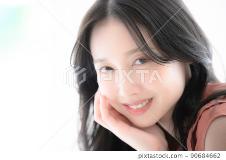 Also for the main visual! Beautiful woman putting her hand on her chin 90684662