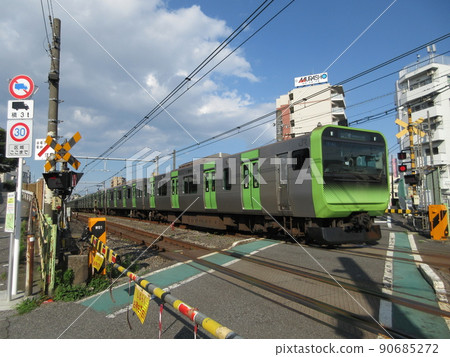 E235 series passing through the second Nakazato crossing of the Yamanote line 90685272