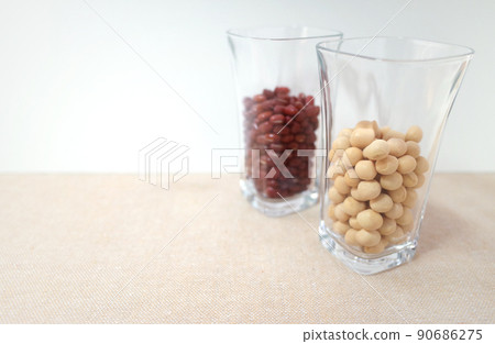 玻璃杯中的紅豆和大豆 90686275