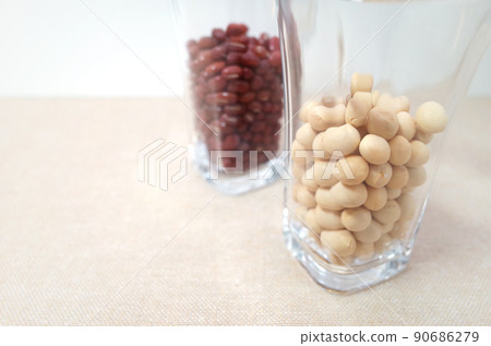 玻璃杯中的紅豆和大豆 玻璃杯中的紅豆和大豆 90686279