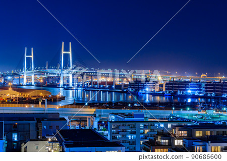[Cityscape of Kanagawa] Night view of the city from the hill park where you can see the port of Yokohama 90686600