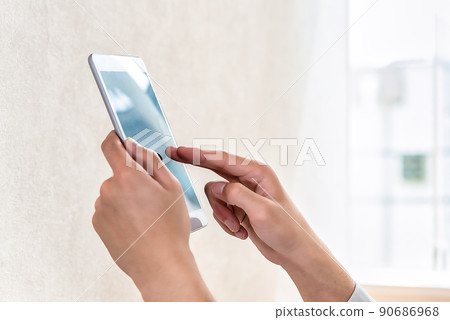 一名身穿工作服的男子在休息室操作平板電腦的圖像剪輯 一名身穿工作服的男子在休息室操作平板電腦的圖像剪輯 90686968