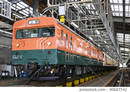 Kumoya 143 and 115 series trains that stop at the depot Kumoya 143 and 115 series trains that stop at the depot 90687542