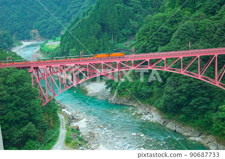富山縣黑部市新山彥大橋 2 黑部峽谷無軌電車的夏日風光 90687733