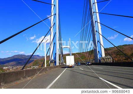 行駛在東名高速公路足柄橋上的卡車和汽車 行駛在東名高速公路足柄橋上的卡車和汽車 90688043