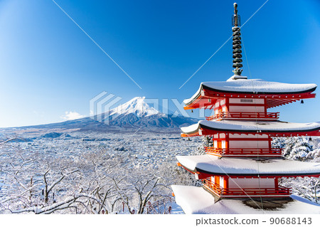 大雪當天山梨縣富士吉田市的忠靈塔和被雪覆蓋的富士山 大雪當天山梨縣富士吉田市的忠靈塔和被雪覆蓋的富士山 90688143