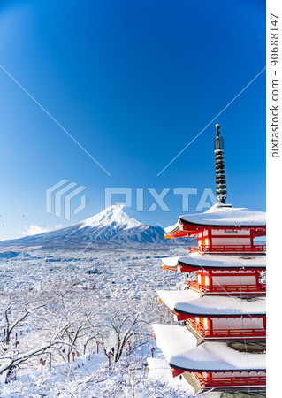大雪當天山梨縣富士吉田市的忠靈塔和被雪覆蓋的富士山 90688147