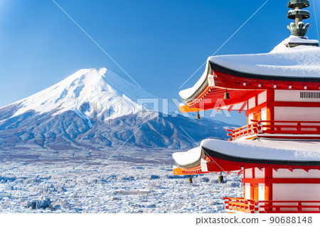 大雪當天山梨縣富士吉田市的忠靈塔和被雪覆蓋的富士山 大雪當天山梨縣富士吉田市的忠靈塔和被雪覆蓋的富士山 90688148