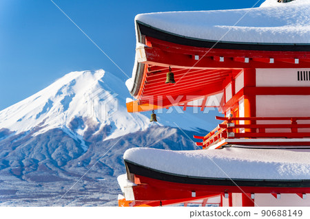 大雪當天山梨縣富士吉田市的忠靈塔和被雪覆蓋的富士山 90688149