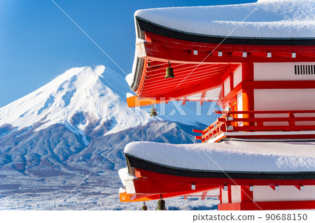 大雪當天山梨縣富士吉田市的忠靈塔和被雪覆蓋的富士山 90688150