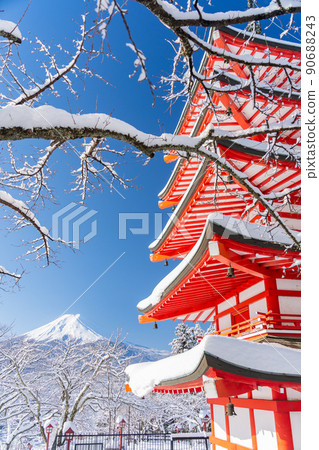 大雪當天山梨縣富士吉田市的忠靈塔和被雪覆蓋的富士山 90688243