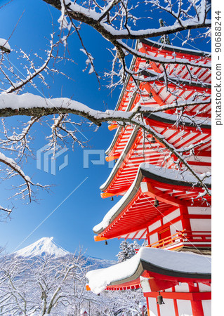 大雪當天山梨縣富士吉田市的忠靈塔和被雪覆蓋的富士山 90688244