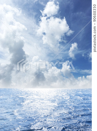 波光粼粼的大海,湛藍的天空,湧起的積雨雲 波光粼粼的大海,湛藍的天空,湧起的積雨雲 90688350