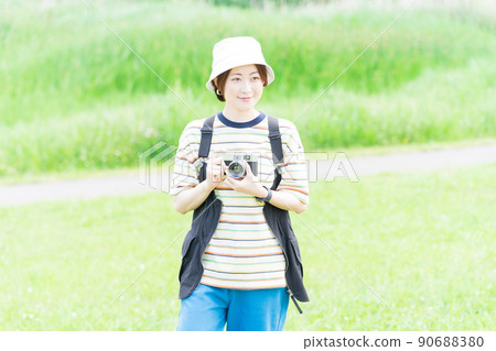 公園裡拿著相機的女人 公園裡拿著相機的女人 90688380