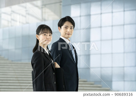 年輕男女穿著西裝，面帶微笑看著鏡頭，求職學生，新生形象 90689316