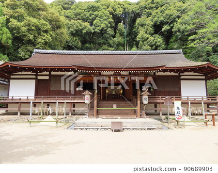 京都,宇治上神社,祭祀殿,長長的,乾淨的沙子也映入眼簾。 京都,宇治上神社,祭祀殿,長長的,乾淨的沙子也映入眼簾。 90689903