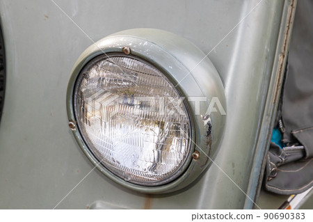 Headlight of the old car 90690383
