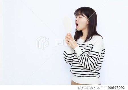 A woman in her thirties who has a toothache due to tooth decay A woman in her thirties who has a toothache due to tooth decay 90697092