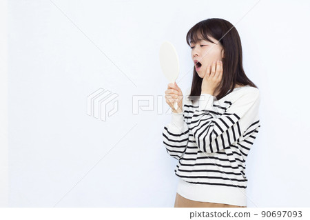 A woman in her thirties who has a toothache due to tooth decay A woman in her thirties who has a toothache due to tooth decay 90697093
