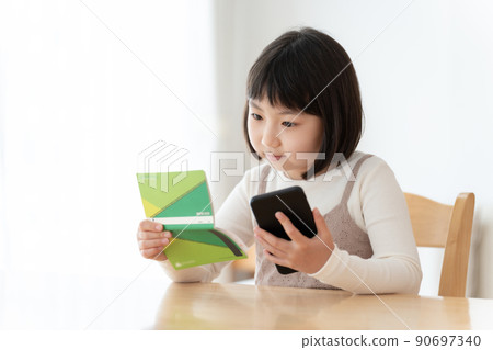 盯著銀行存摺和智能手機的女孩 90697340