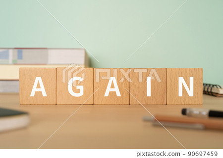 一張帶有“AGAIN”字樣的桌子 90697459