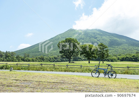 新鮮的綠色/初夏自行車形象（小山牧場牛奶村附近） 90697674