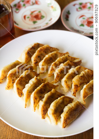 Hitokuchi-yaki dumplings 90697829