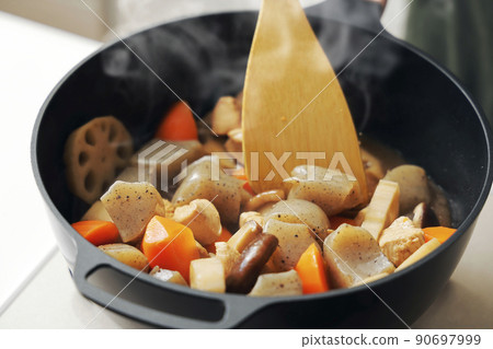 在鍋裡煮熟的雞肉和根菜 90697999