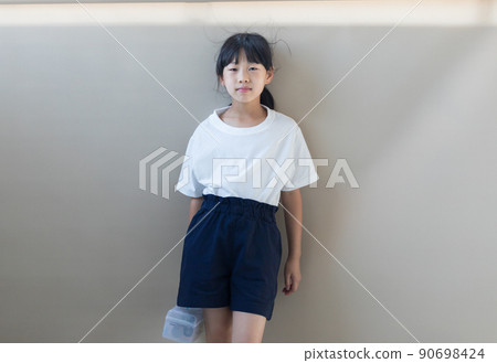 夏天，一個可愛的小學生在家拿著工具箱 90698424