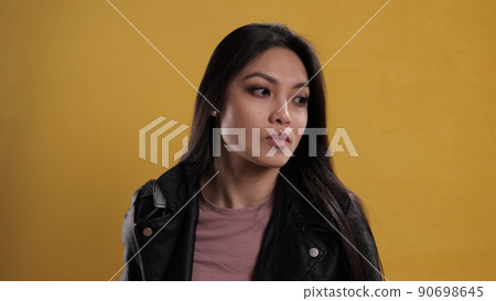 Portrait of a young Asian woman 90698645