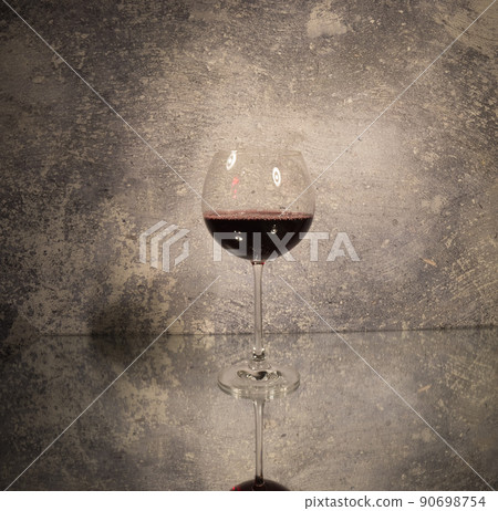 Red wine in a glass - close-up shot 90698754