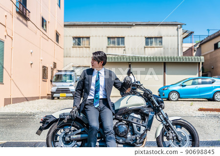 東京騎摩托車通勤的上班族 東京騎摩托車通勤的上班族 90698845
