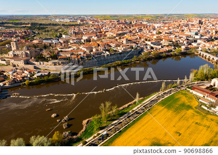 Aerial view of Zamora with arched bridge over Duero river 90698866