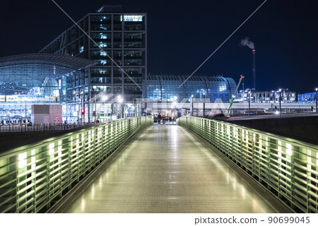 Bridge to Berlin Central station at night 90699045
