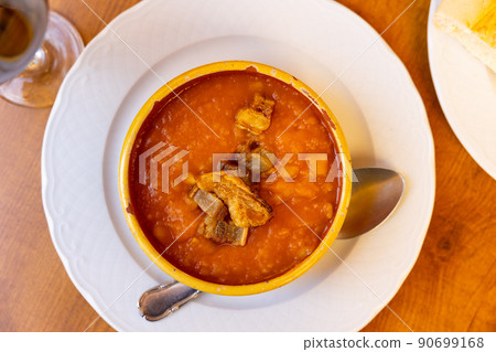 Portion of patatas meneas served in bowl 90699168