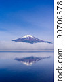 晨霧中的山中湖和雪中的富士山 90700378