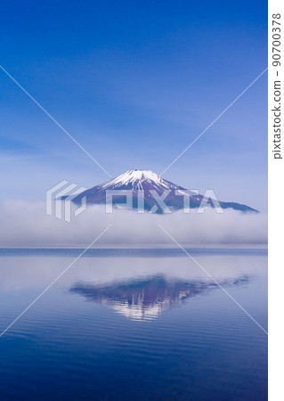 晨霧中的山中湖和雪中的富士山 晨霧中的山中湖和雪中的富士山 90700378