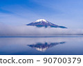 晨霧中的山中湖和雪中的富士山 90700379