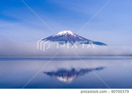 晨霧中的山中湖和雪中的富士山 晨霧中的山中湖和雪中的富士山 90700379