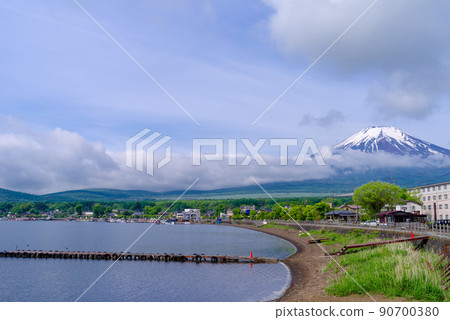 晨霧中的山中湖和雪中的富士山 90700380
