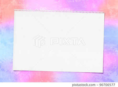 撕裂的速寫本和熱帶粉紅色背景 90700577