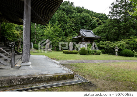 從板治山大覺寺本堂看到的神闕聖像和鍾樓 90700682