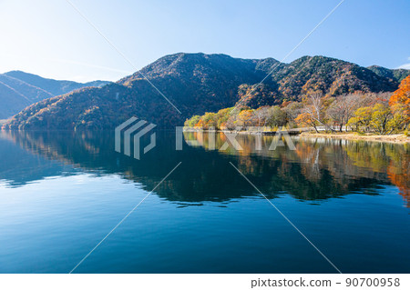 [Oku-Nikko, Tochigi Prefecture] Autumn leaves reflected on the shores of Lake Chuzenji in Senjugahama October 90700958